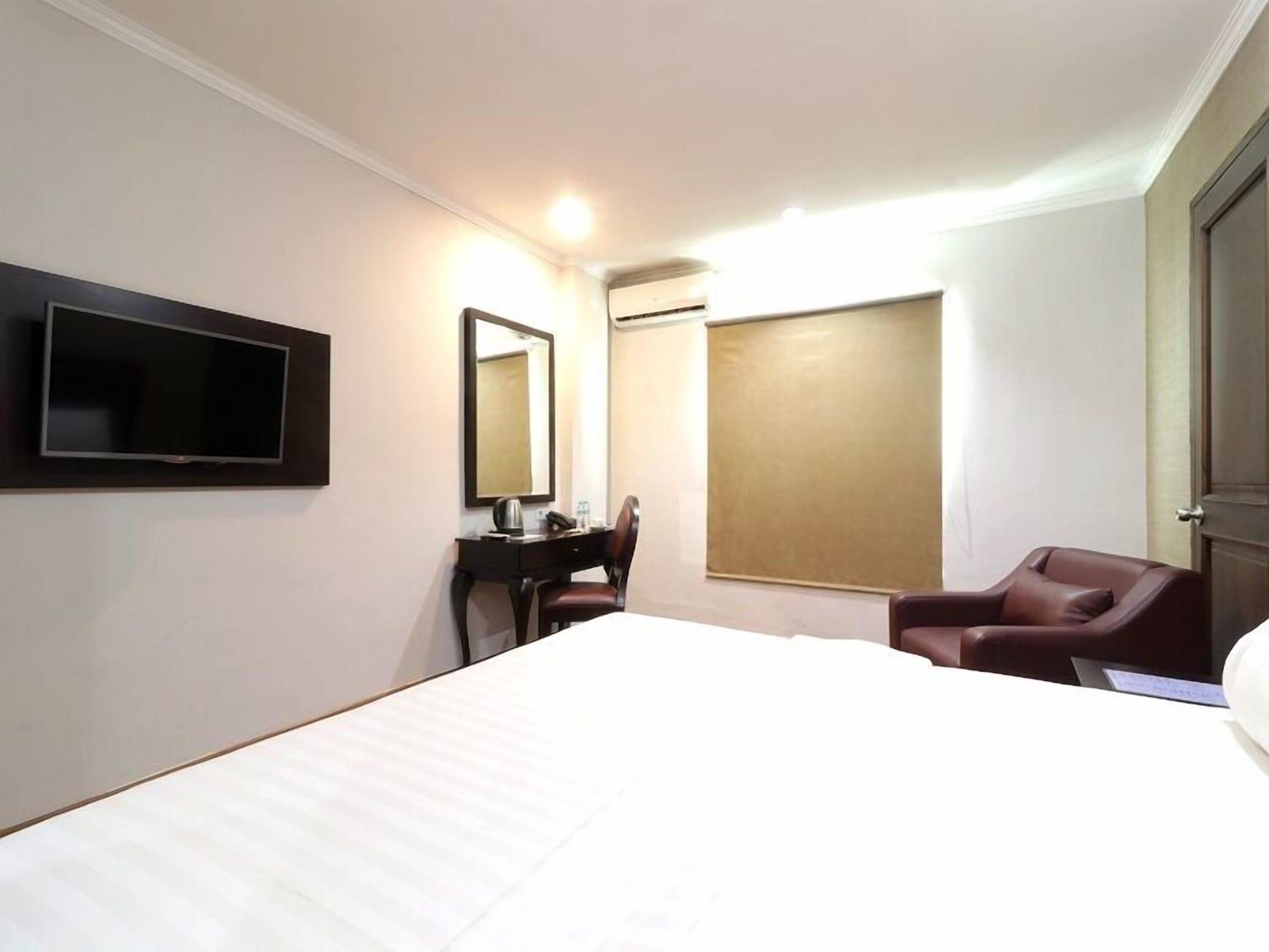 P Hotel Джакарта Экстерьер фото