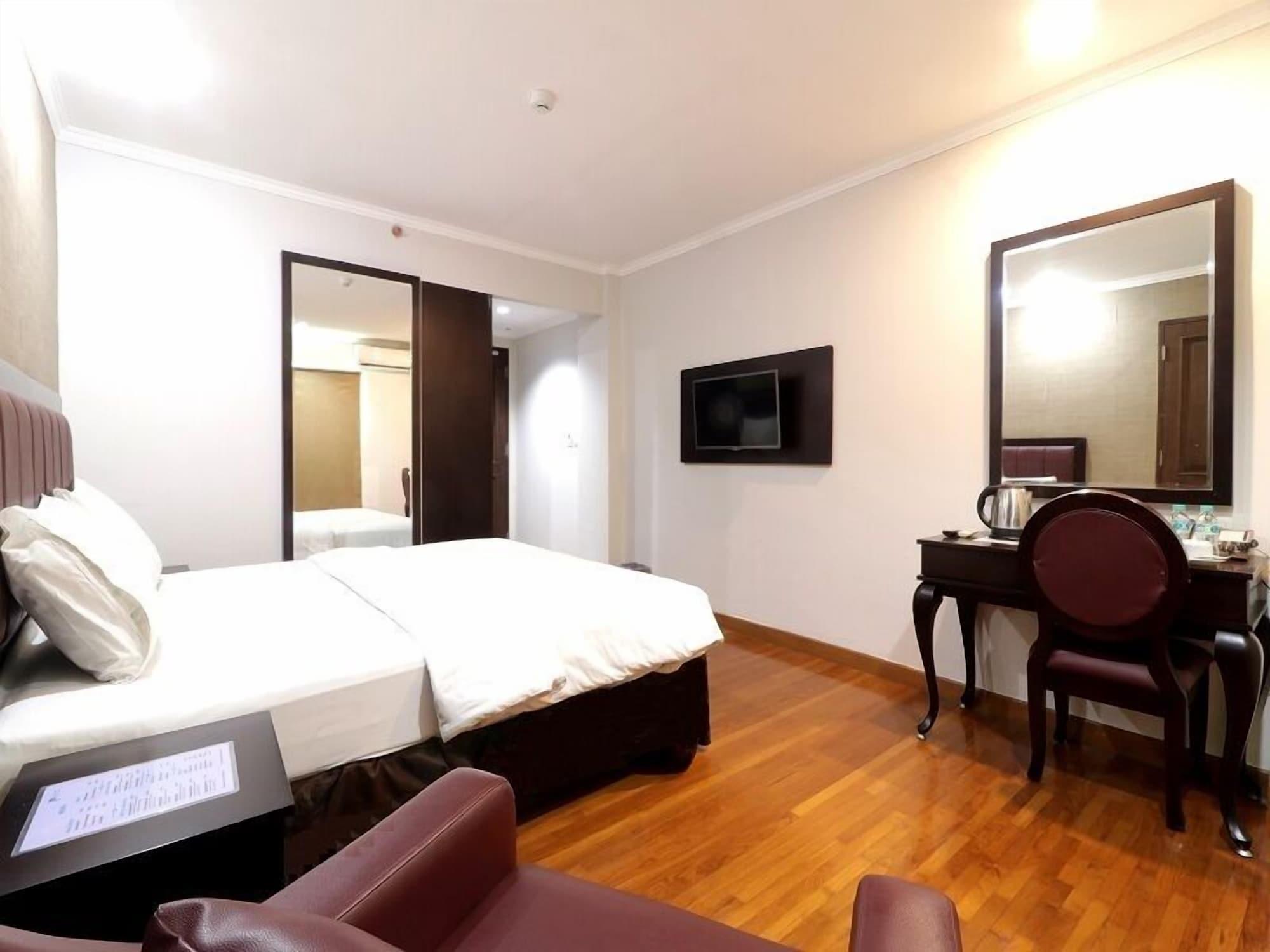 P Hotel Джакарта Экстерьер фото